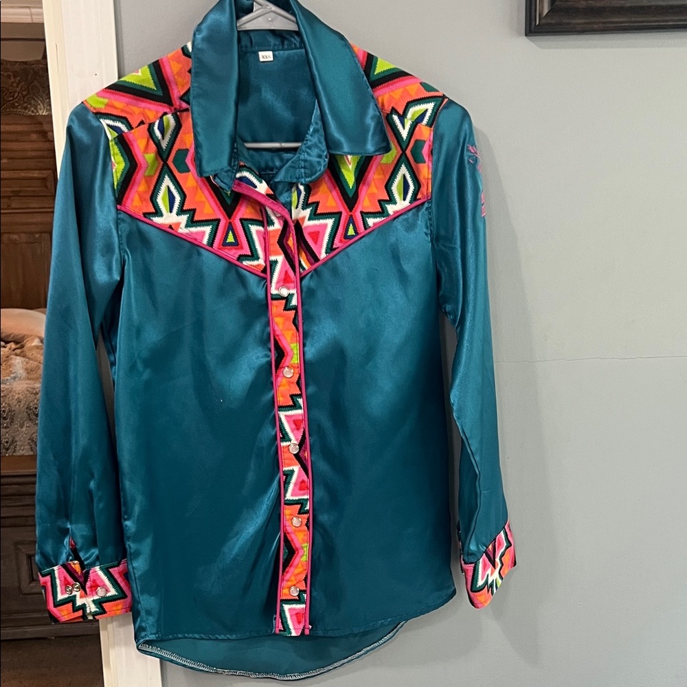 Too Wicked Custom girls rodeo shirt

Small thread missing in embroidery )